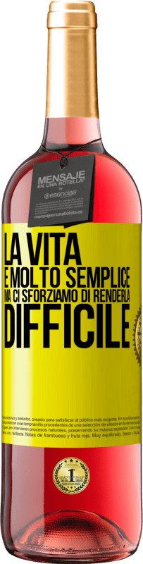 29,95 € Spedizione Gratuita | Vino rosato Edizione ROSÉ La vita è molto semplice, ma ci sforziamo di renderla difficile Etichetta Gialla. Etichetta personalizzabile Vino giovane Raccogliere 2025 Tempranillo