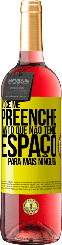 29,95 € | Vinho rosé Edição ROSÉ Você me preenche tanto que não tenho espaço para mais ninguém Etiqueta Amarela. Etiqueta personalizável Vinho jovem Colheita 2025 Tempranillo