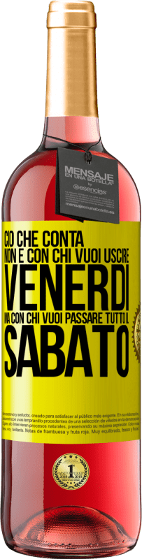 29,95 € | Vino rosato Edizione ROSÉ Ciò che conta non è con chi vuoi uscire venerdì, ma con chi vuoi passare tutto il sabato Etichetta Gialla. Etichetta personalizzabile Vino giovane Raccogliere 2024 Tempranillo