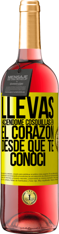 29,95 € Envío gratis | Vino Rosado Edición ROSÉ Llevas haciéndome cosquillas en el corazón desde que te conocí Etiqueta Amarilla. Etiqueta personalizable Vino joven Cosecha 2025 Tempranillo
