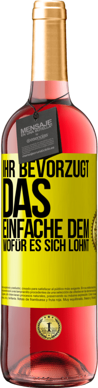 Kostenloser Versand | Roséwein ROSÉ Ausgabe Ihr bevorzugt das Einfache dem, wofür es sich lohnt Gelbes Etikett. Anpassbares Etikett Junger Wein Ernte 2023 Tempranillo