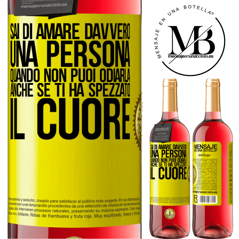 29,95 € Spedizione Gratuita | Vino rosato Edizione ROSÉ Sai di amare davvero una persona quando non puoi odiarla, anche se ti ha spezzato il cuore Etichetta Gialla. Etichetta personalizzabile Vino giovane Raccogliere 2024 Tempranillo