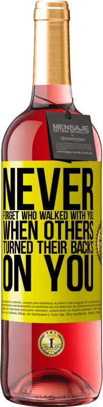 29,95 € | Rosé Wine ROSÉ Edition Never forget who walked with you when others turned their backs on you Yellow Label. Customizable label Young wine Harvest 2023 Tempranillo