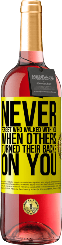 29,95 € Free Shipping | Rosé Wine ROSÉ Edition Never forget who walked with you when others turned their backs on you Yellow Label. Customizable label Young wine Harvest 2024 Tempranillo