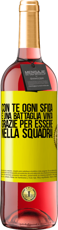 Spedizione Gratuita | Vino rosato Edizione ROSÉ Con te ogni sfida è una battaglia vinta. Grazie per essere nella squadra! Etichetta Gialla. Etichetta personalizzabile Vino giovane Raccogliere 2025 Tempranillo