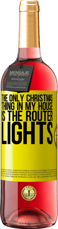 29,95 € | ロゼワイン ROSÉエディション 私の家で唯一のクリスマスのことは、ルーターのライトです 黄色のラベル. カスタマイズ可能なラベル 若いワイン 収穫 2023 Tempranillo