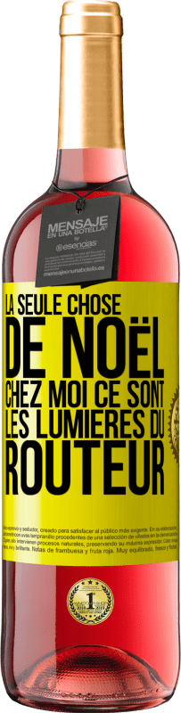 29,95 € Envoi gratuit | Vin rosé Édition ROSÉ La seule chose de Noël chez moi ce sont les lumières du routeur Étiquette Jaune. Étiquette personnalisable Vin jeune Récolte 2025 Tempranillo