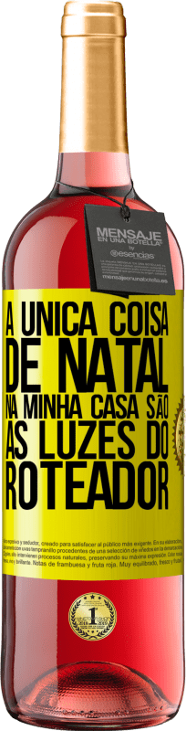 29,95 € Envio grátis | Vinho rosé Edição ROSÉ A única coisa de Natal na minha casa são as luzes do roteador Etiqueta Amarela. Etiqueta personalizável Vinho jovem Colheita 2025 Tempranillo