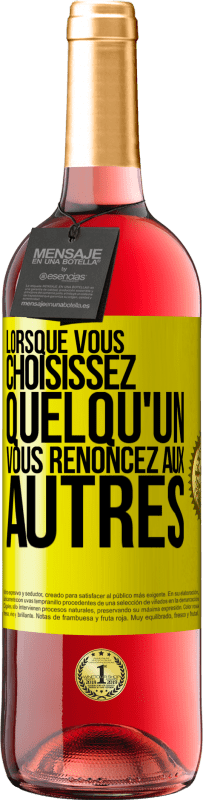 29,95 € Envoi gratuit | Vin rosé Édition ROSÉ Lorsque vous choisissez quelqu'un vous renoncez aux autres Étiquette Jaune. Étiquette personnalisable Vin jeune Récolte 2025 Tempranillo