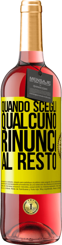 29,95 € Spedizione Gratuita | Vino rosato Edizione ROSÉ Quando scegli qualcuno, rinunci al resto Etichetta Gialla. Etichetta personalizzabile Vino giovane Raccogliere 2025 Tempranillo