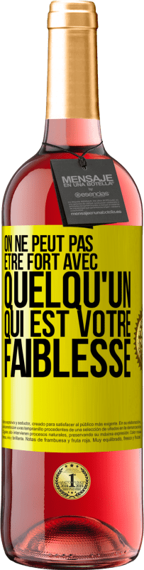 29,95 € Envoi gratuit | Vin rosé Édition ROSÉ On ne peut pas être fort avec quelqu'un qui est votre faiblesse Étiquette Jaune. Étiquette personnalisable Vin jeune Récolte 2025 Tempranillo