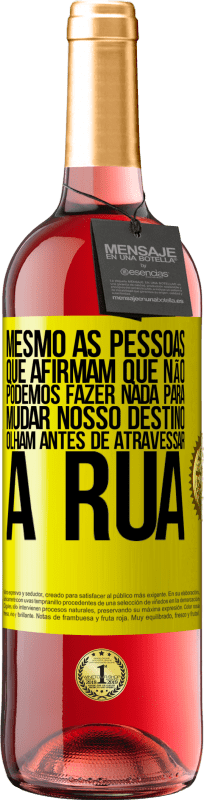 29,95 € | Vinho rosé Edição ROSÉ Mesmo as pessoas que afirmam que não podemos fazer nada para mudar nosso destino, olham antes de atravessar a rua Etiqueta Amarela. Etiqueta personalizável Vinho jovem Colheita 2025 Tempranillo