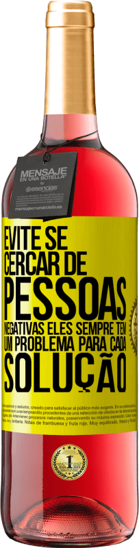 29,95 € Envio grátis | Vinho rosé Edição ROSÉ Evite se cercar de pessoas negativas. Eles sempre têm um problema para cada solução Etiqueta Amarela. Etiqueta personalizável Vinho jovem Colheita 2024 Tempranillo