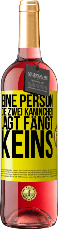 29,95 € | Roséwein ROSÉ Ausgabe Eine Person, die zwei Kaninchen jagt, fängt keins Gelbes Etikett. Anpassbares Etikett Junger Wein Ernte 2024 Tempranillo