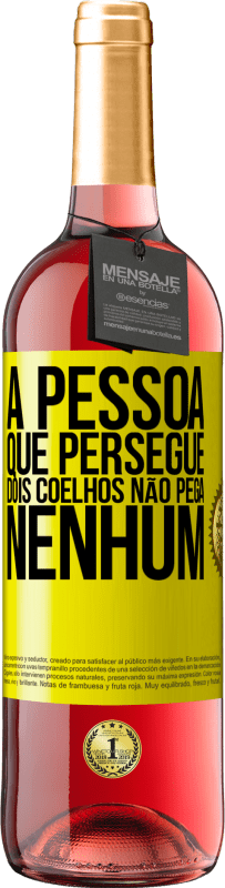 29,95 € | Vinho rosé Edição ROSÉ A pessoa que persegue dois coelhos não pega nenhum Etiqueta Amarela. Etiqueta personalizável Vinho jovem Colheita 2024 Tempranillo