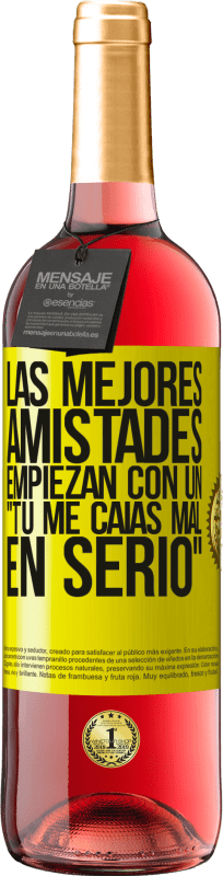 29,95 € Envío gratis | Vino Rosado Edición ROSÉ Las mejores amistades empiezan con un tú me caías mal, en serio Etiqueta Amarilla. Etiqueta personalizable Vino joven Cosecha 2025 Tempranillo