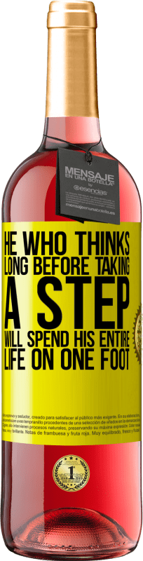 29,95 € 送料無料 | ロゼワイン ROSÉエディション 一歩踏み出す前に考えている彼は、一生を一本の足で過ごす 黄色のラベル. カスタマイズ可能なラベル 若いワイン 収穫 2025 Tempranillo