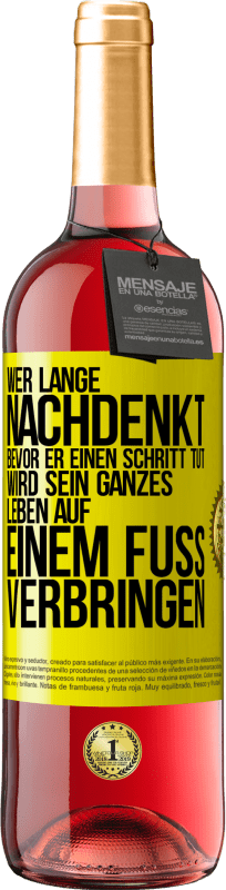 29,95 € | Roséwein ROSÉ Ausgabe Wer lange nachdenkt, bevor er einen Schritt tut, wird sein ganzes Leben auf einem Fuß verbringen Gelbes Etikett. Anpassbares Etikett Junger Wein Ernte 2024 Tempranillo