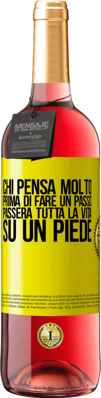 29,95 € | Vino rosato Edizione ROSÉ Chi pensa molto prima di fare un passo, passerà tutta la vita su un piede Etichetta Gialla. Etichetta personalizzabile Vino giovane Raccogliere 2024 Tempranillo