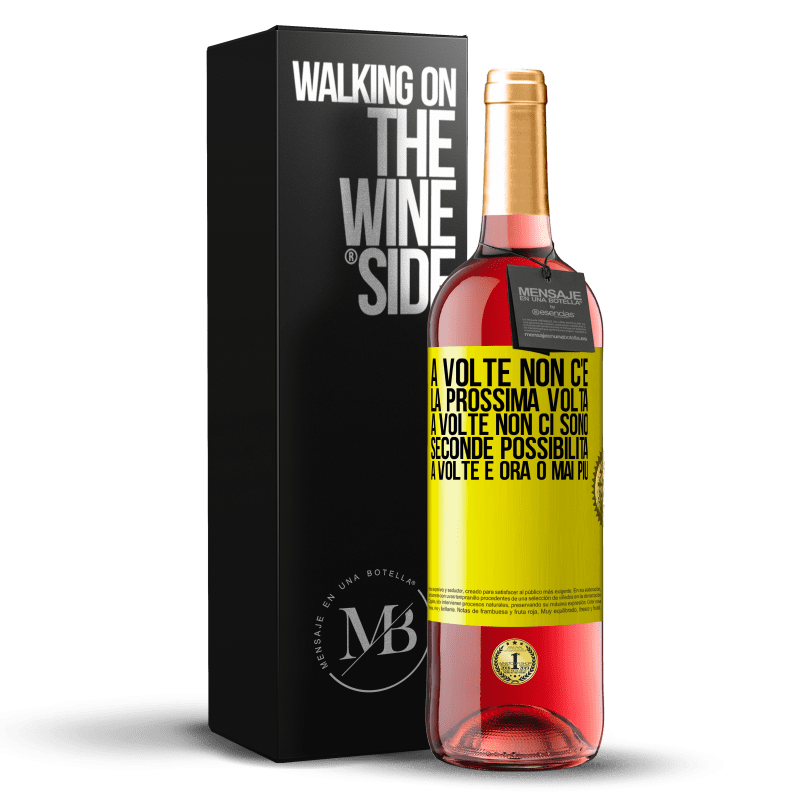 29,95 € Spedizione Gratuita | Vino rosato Edizione ROSÉ A volte non c'è la prossima volta. A volte non ci sono seconde possibilità. A volte è ora o mai più Etichetta Gialla. Etichetta personalizzabile Vino giovane Raccogliere 2024 Tempranillo