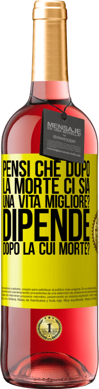 29,95 € Spedizione Gratuita | Vino rosato Edizione ROSÉ pensi che dopo la morte ci sia una vita migliore? Dipende, dopo la cui morte? Etichetta Gialla. Etichetta personalizzabile Vino giovane Raccogliere 2025 Tempranillo