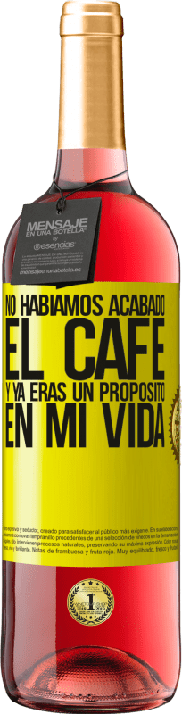 29,95 € | Vino Rosado Edición ROSÉ No habíamos acabado el café y ya eras un propósito en mi vida Etiqueta Amarilla. Etiqueta personalizable Vino joven Cosecha 2025 Tempranillo