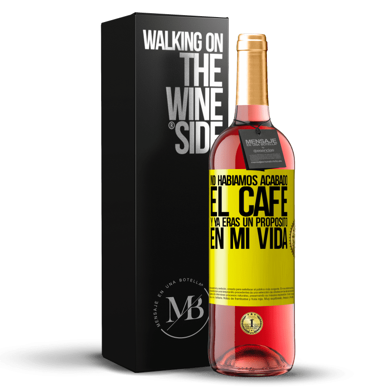 29,95 € Envío gratis | Vino Rosado Edición ROSÉ No habíamos acabado el café y ya eras un propósito en mi vida Etiqueta Amarilla. Etiqueta personalizable Vino joven Cosecha 2024 Tempranillo