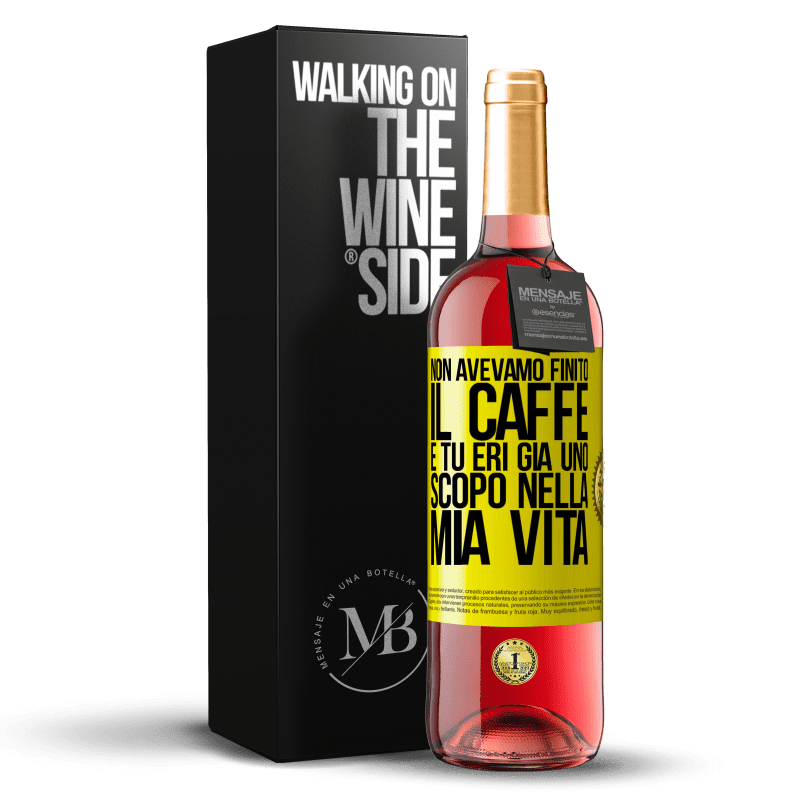 29,95 € Spedizione Gratuita | Vino rosato Edizione ROSÉ Non avevamo finito il caffè e tu eri già uno scopo nella mia vita Etichetta Gialla. Etichetta personalizzabile Vino giovane Raccogliere 2024 Tempranillo