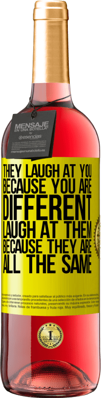 29,95 € | Розовое вино Издание ROSÉ Они смеются над тобой, потому что ты другой. Смейся над ними, потому что они все одинаковы Желтая этикетка. Настраиваемая этикетка Молодое вино Урожай 2025 Tempranillo