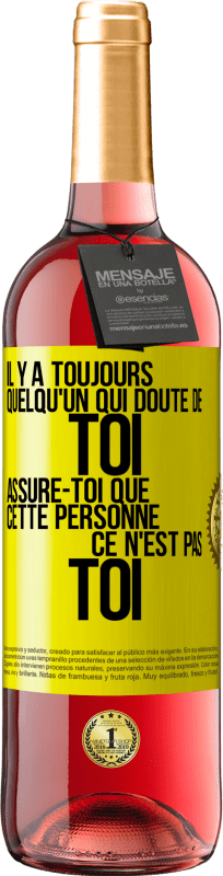 29,95 € | Vin rosé Édition ROSÉ Il y a toujours quelqu'un qui doute de toi. Assure-toi que cette personne ce n'est pas toi Étiquette Jaune. Étiquette personnalisable Vin jeune Récolte 2024 Tempranillo