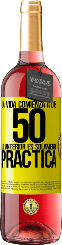 29,95 € Envío gratis | Vino Rosado Edición ROSÉ La vida comienza a los 50, lo anterior es solamente práctica Etiqueta Amarilla. Etiqueta personalizable Vino joven Cosecha 2024 Tempranillo