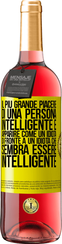 29,95 € | Vino rosato Edizione ROSÉ Il più grande piacere di una persona intelligente è apparire come un idiota di fronte a un idiota che sembra essere Etichetta Gialla. Etichetta personalizzabile Vino giovane Raccogliere 2024 Tempranillo