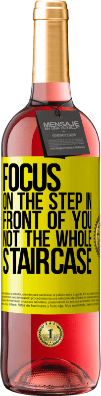 29,95 € 送料無料 | ロゼワイン ROSÉエディション 階段全体ではなく、目の前のステップに注目してください 黄色のラベル. カスタマイズ可能なラベル 若いワイン 収穫 2025 Tempranillo