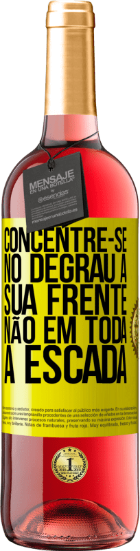 29,95 € | Vinho rosé Edição ROSÉ Concentre-se no degrau à sua frente, não em toda a escada Etiqueta Amarela. Etiqueta personalizável Vinho jovem Colheita 2024 Tempranillo