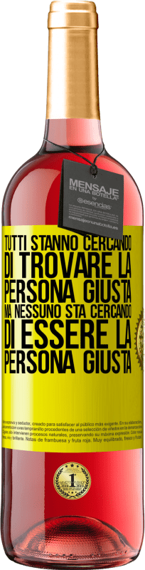 29,95 € | Vino rosato Edizione ROSÉ Tutti stanno cercando di trovare la persona giusta. Ma nessuno sta cercando di essere la persona giusta Etichetta Gialla. Etichetta personalizzabile Vino giovane Raccogliere 2024 Tempranillo