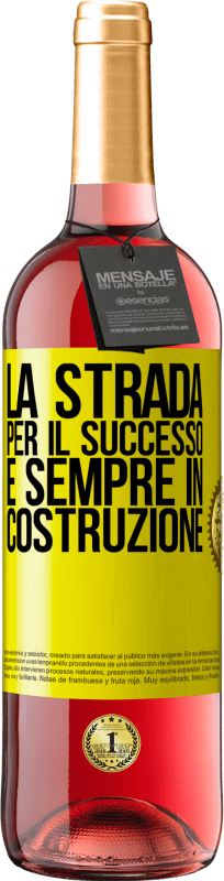 Spedizione Gratuita | Vino rosato Edizione ROSÉ La strada per il successo è sempre in costruzione Etichetta Gialla. Etichetta personalizzabile Vino giovane Raccogliere 2023 Tempranillo