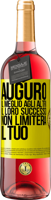 Spedizione Gratuita | Vino rosato Edizione ROSÉ Auguro il meglio agli altri, il loro successo non limiterà il tuo Etichetta Gialla. Etichetta personalizzabile Vino giovane Raccogliere 2023 Tempranillo