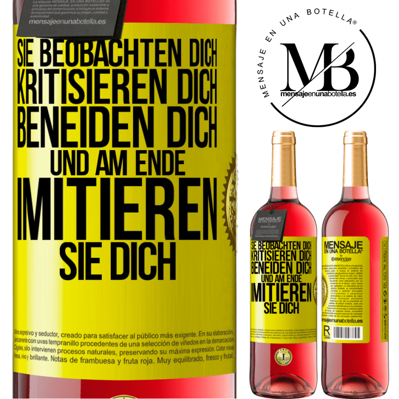 29,95 € Kostenloser Versand | Roséwein ROSÉ Ausgabe Sie beobachten dich, kritisieren dich, beneiden dich... und am Ende imitieren sie dich Gelbes Etikett. Anpassbares Etikett Junger Wein Ernte 2025 Tempranillo