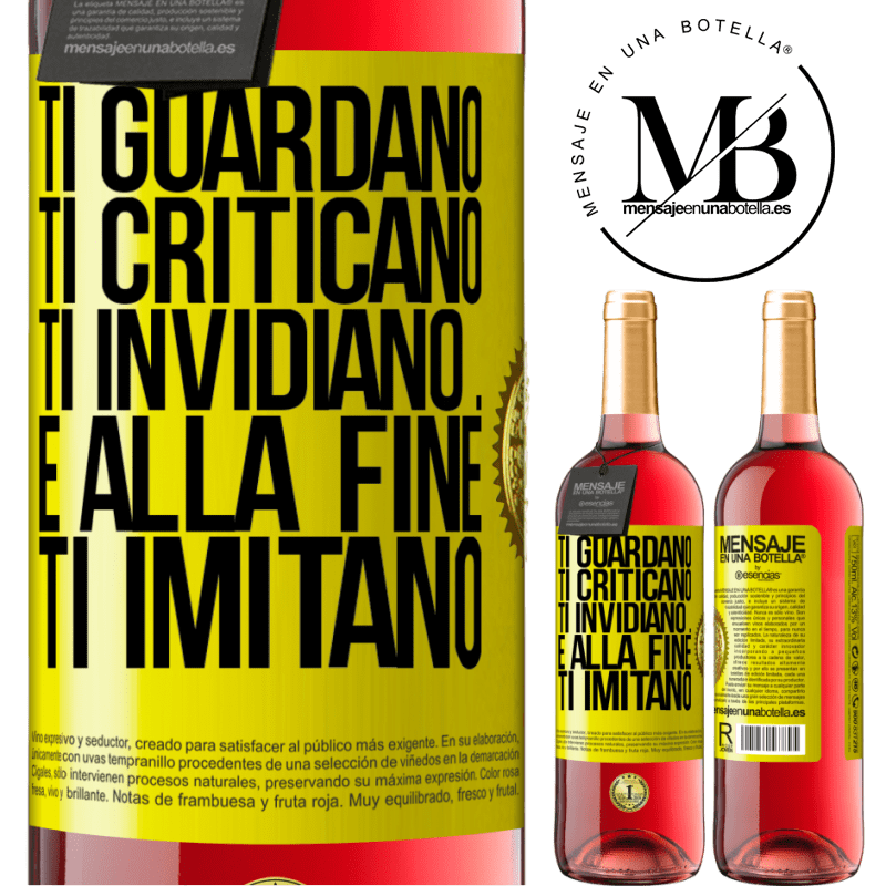 29,95 € Spedizione Gratuita | Vino rosato Edizione ROSÉ Ti guardano, ti criticano, ti invidiano ... e alla fine ti imitano Etichetta Gialla. Etichetta personalizzabile Vino giovane Raccogliere 2025 Tempranillo