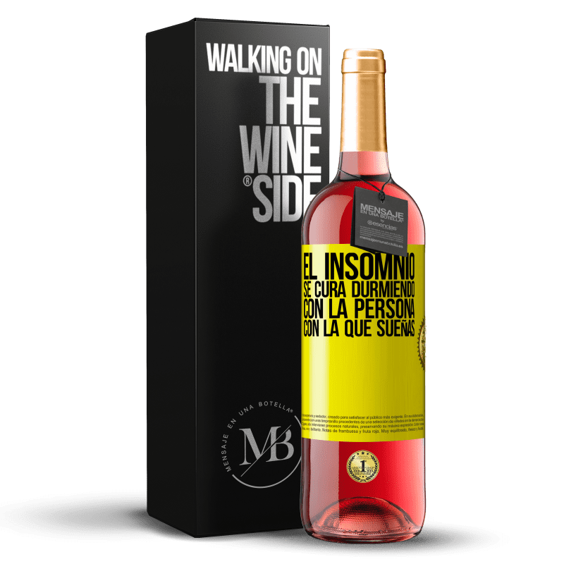 29,95 € Envío gratis | Vino Rosado Edición ROSÉ El insomnio se cura durmiendo con la persona con la que sueñas Etiqueta Amarilla. Etiqueta personalizable Vino joven Cosecha 2024 Tempranillo