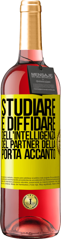 29,95 € Spedizione Gratuita | Vino rosato Edizione ROSÉ Studiare è diffidare dell'intelligenza del partner della porta accanto Etichetta Gialla. Etichetta personalizzabile Vino giovane Raccogliere 2025 Tempranillo