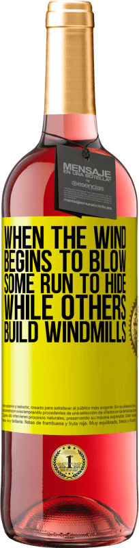 «Когда ветер начинает дуть, некоторые бегут, чтобы спрятаться, другие строят ветряные мельницы» Издание ROSÉ