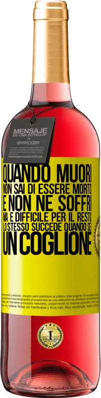 29,95 € Spedizione Gratuita | Vino rosato Edizione ROSÉ Quando muori, non sai di essere morto e non ne soffri, ma è difficile per il resto. Lo stesso succede quando sei un coglione Etichetta Gialla. Etichetta personalizzabile Vino giovane Raccogliere 2024 Tempranillo