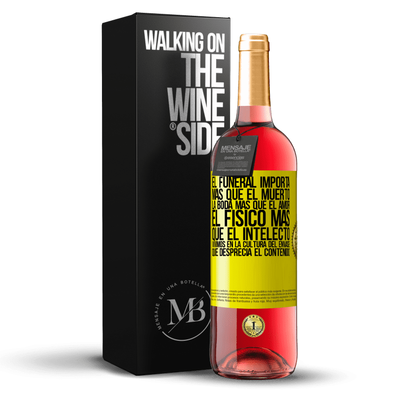 29,95 € Envío gratis | Vino Rosado Edición ROSÉ El funeral importa más que el muerto, la boda más que el amor, el físico más que el intelecto. Vivimos en la cultura del Etiqueta Amarilla. Etiqueta personalizable Vino joven Cosecha 2024 Tempranillo