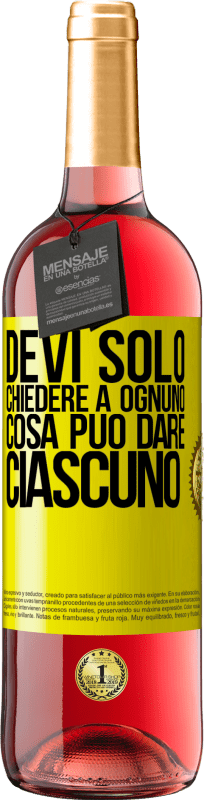 29,95 € | Vino rosato Edizione ROSÉ Devi solo chiedere a ognuno cosa può dare ciascuno Etichetta Gialla. Etichetta personalizzabile Vino giovane Raccogliere 2024 Tempranillo