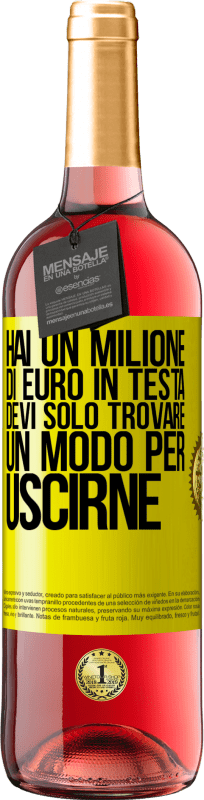 29,95 € Spedizione Gratuita | Vino rosato Edizione ROSÉ Hai un milione di euro in testa. Devi solo trovare un modo per uscirne Etichetta Gialla. Etichetta personalizzabile Vino giovane Raccogliere 2025 Tempranillo