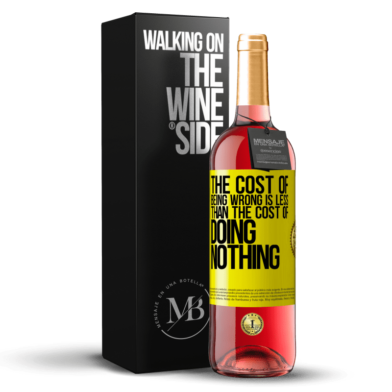 29,95 € Бесплатная доставка | Розовое вино Издание ROSÉ Стоимость того, чтобы быть неправым, меньше, чем стоимость бездействия Желтая этикетка. Настраиваемая этикетка Молодое вино Урожай 2023 Tempranillo