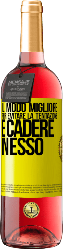 Spedizione Gratuita | Vino rosato Edizione ROSÉ Il modo migliore per evitare la tentazione è cadere in esso Etichetta Gialla. Etichetta personalizzabile Vino giovane Raccogliere 2023 Tempranillo