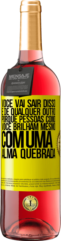 29,95 € | Vinho rosé Edição ROSÉ Você vai sair disso, e de qualquer outro, porque pessoas como você brilham mesmo com uma alma quebrada Etiqueta Amarela. Etiqueta personalizável Vinho jovem Colheita 2025 Tempranillo