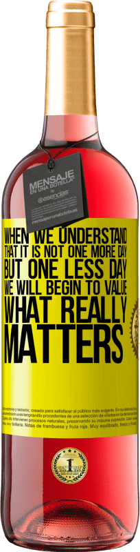 29,95 € | 桃红葡萄酒 ROSÉ版 当我们了解到这不是一天多一点,而是一天少一点时,我们将开始珍惜真正重要的事情 黄色标签. 可自定义的标签 青年酒 收成 2025 Tempranillo